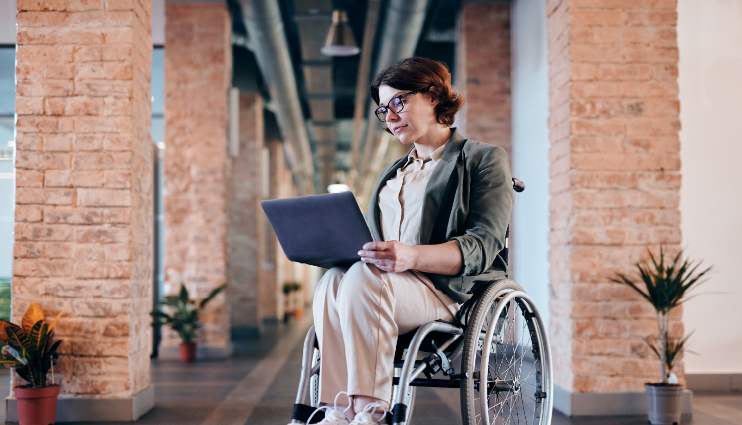 Cilvēks ar invaliditāti strādā