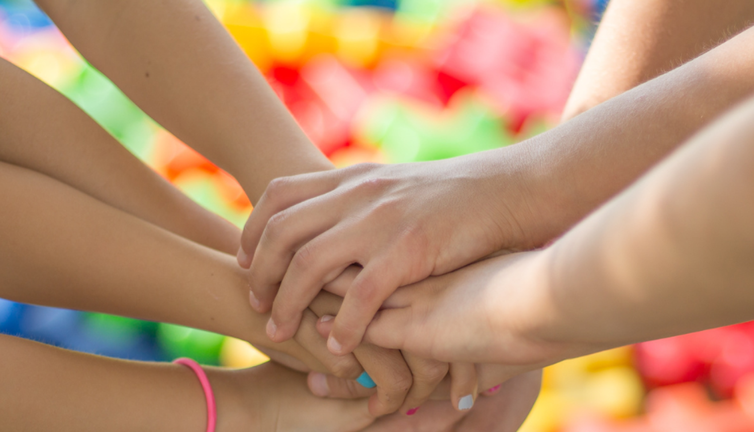 Bērnu rociņas saliktas viena virs otras