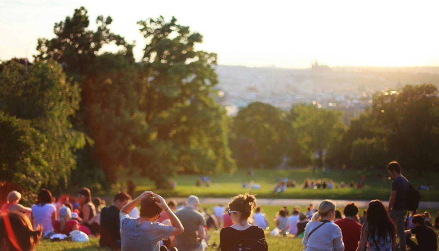 Cilvēki sēž zaļajā zonā