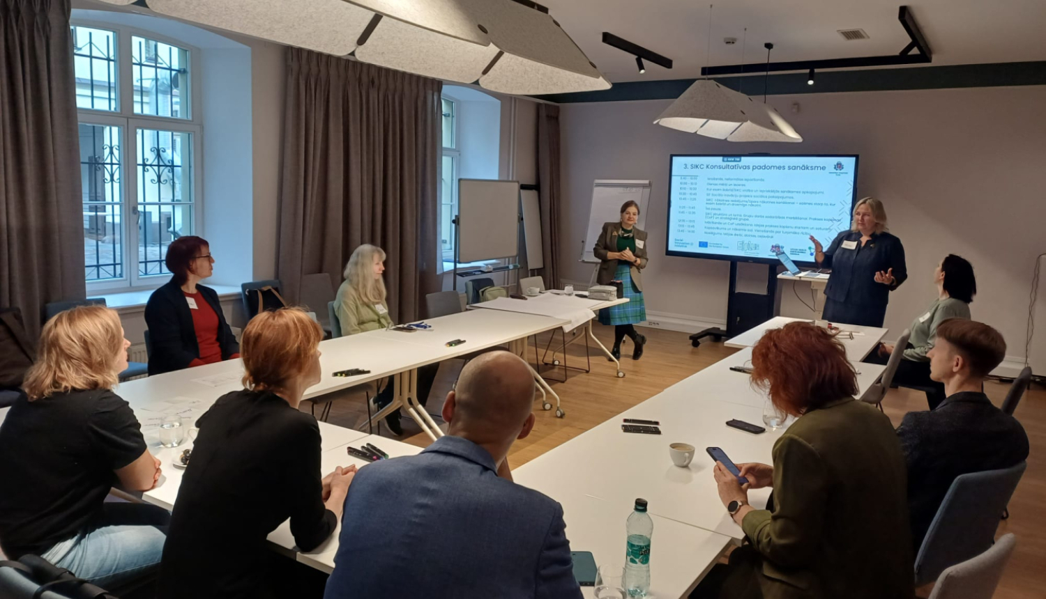 Attēlā atspoguļota sanāksme