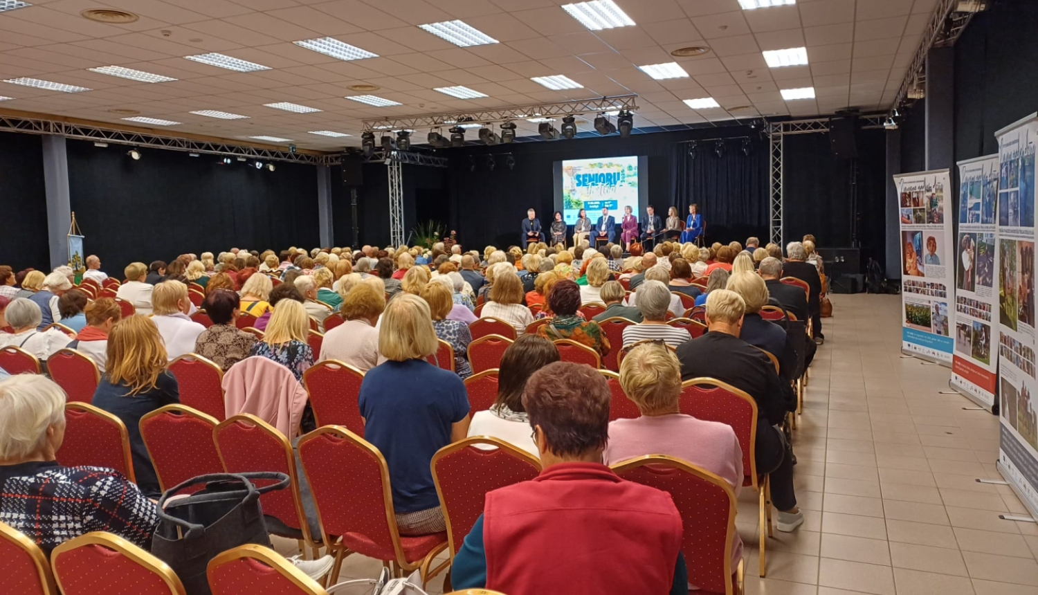 Attēls atspoguļo senioru pasākumu