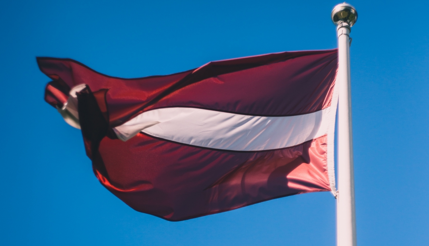 Ilustratīvs foto ar Latvijas karogu