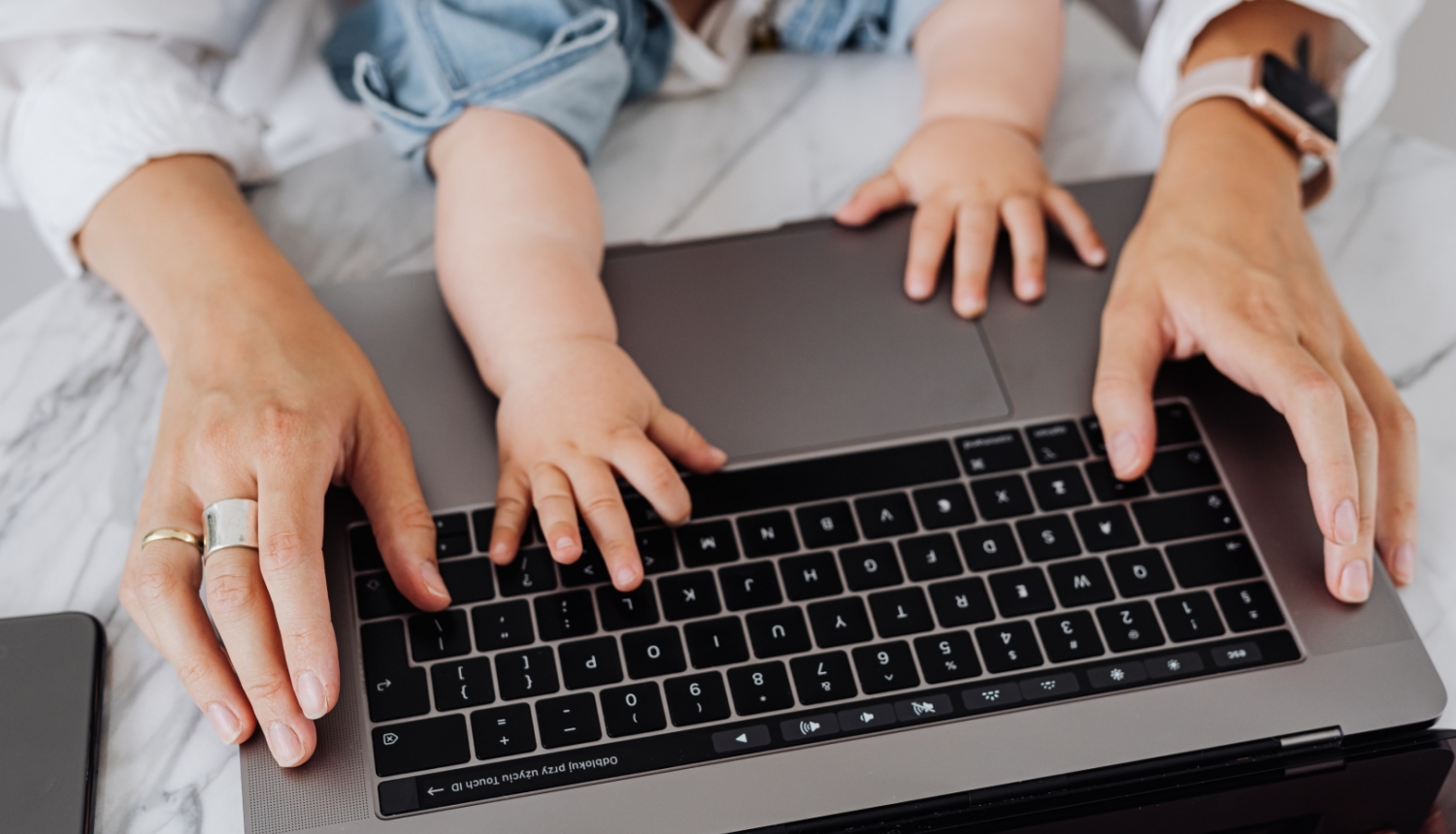 Bērna rokas uz vecāka datora