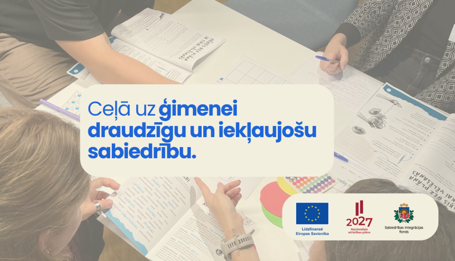 bilde ar jauniešiem pie galda ar tekstu "Ceļā uz ģimenei draudzīgu un iekļaujošau sadarbību"